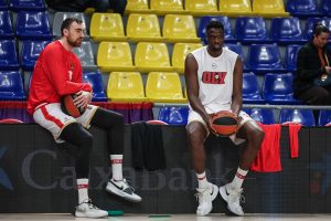 Ολυμπιακός: Και τώρα η δύσκολη απόφαση του Μπαρτζώκα – Ποιοι σέντερ θα παίξουν στα Play offs της Euroleague (vids)