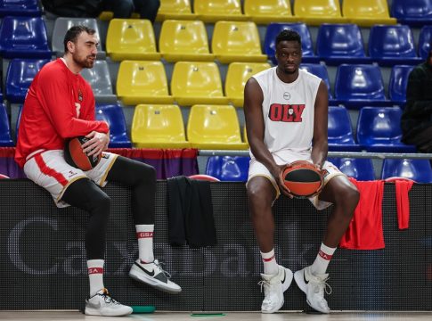 Ολυμπιακός: Και τώρα η δύσκολη απόφαση του Μπαρτζώκα – Ποιοι σέντερ θα παίξουν στα Play offs της Euroleague (vids)