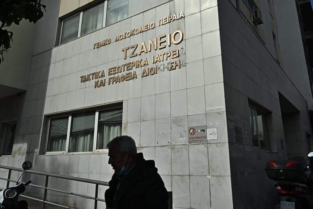 Σε κρίσιμη κατάσταση στη ΜΕΘ του Τζάνειου ο 17χρονος που παρασύρθηκε από λεωφορείο – Τι δήλωσε ο οδηγός