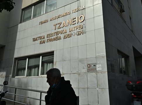 Σε κρίσιμη κατάσταση στη ΜΕΘ του Τζάνειου ο 17χρονος που παρασύρθηκε από λεωφορείο – Τι δήλωσε ο οδηγός