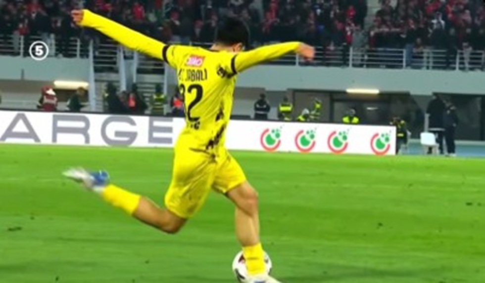 Αδιανόητο γκολ στο Μαρόκο με ραμπόνα εκτός περιοχής (vid)