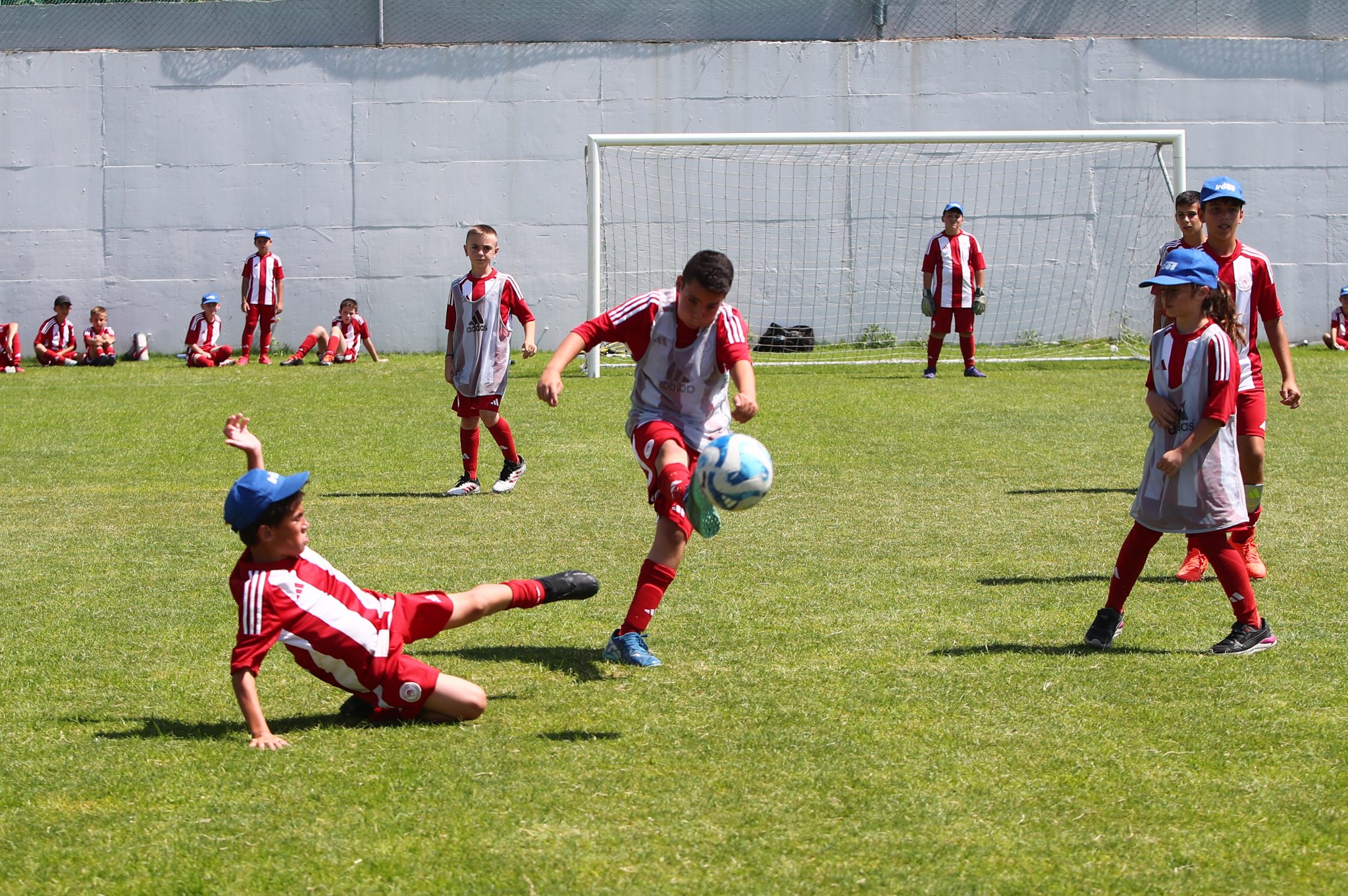 Ο Ολυμπιακός υποδέχεται τα παιδιά και φέτος στον Ρέντη – Πότε διεξάγεται το 25ο Summer Camp