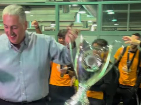 Χαμός στο Ηράκλειο: Η υποδοχή του κόσμου του ΟΦΗ και το ζεϊμπέκικο του Μπούση με την κούπα στο χέρι (vids)