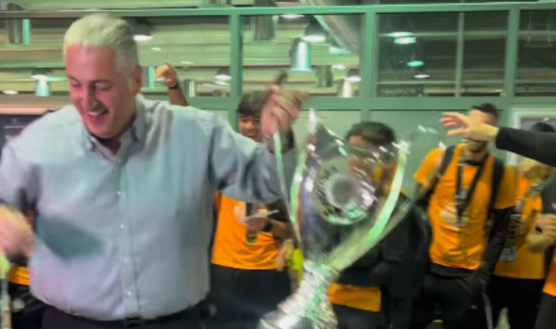 Χαμός στο Ηράκλειο: Η υποδοχή του κόσμου του ΟΦΗ και το ζεϊμπέκικο του Μπούση με την κούπα στο χέρι (vids)