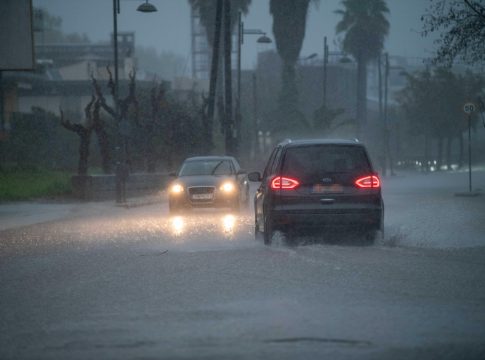 Κακοκαιρία «Erminio»: 112 σε Αττική και άλλες περιοχές – Ισχυρές βροχές, ανεμοστρόβιλοι και δρόμοι «ποτάμια»
