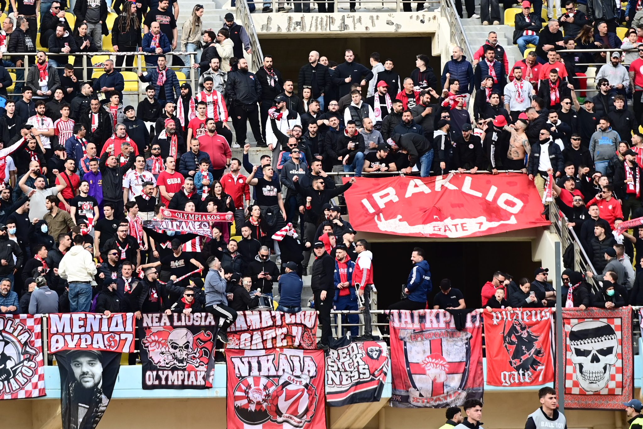 Ολυμπιακός: «Καυτή» ατμόσφαιρα στο Παγκρήτιο από τον κόσμο των Πειραιωτών (pics)