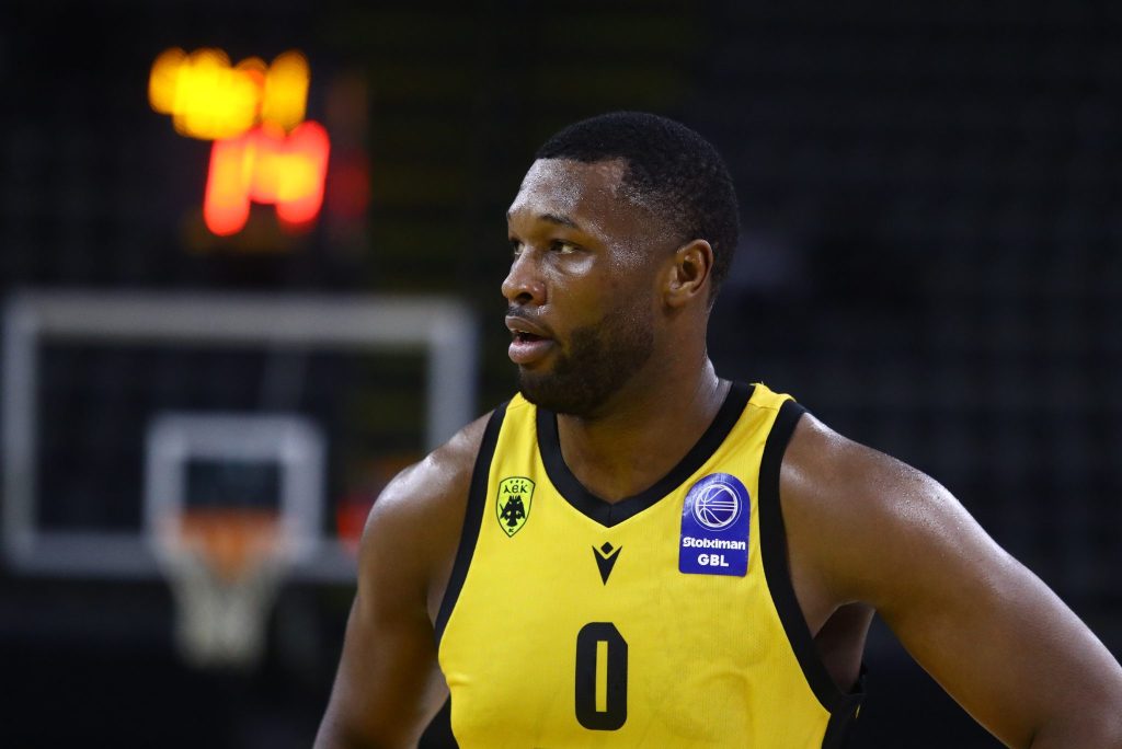 Ατομικό ο Γκρέι στην ΑΕΚ, εκτός ο Κουζμίνσκας – Αναχωρεί το πρωί της Δευτέρας για Βαρκελώνη η Ένωση