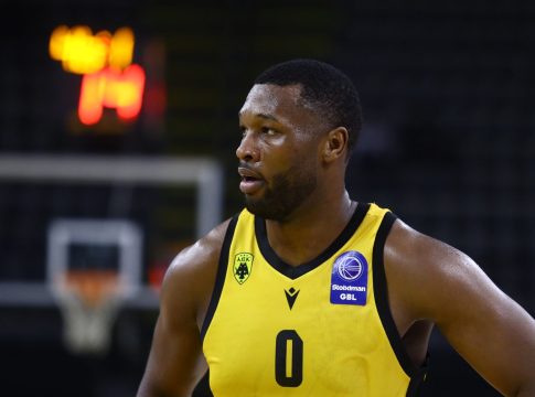 Ατομικό ο Γκρέι στην ΑΕΚ, εκτός ο Κουζμίνσκας – Αναχωρεί το πρωί της Δευτέρας για Βαρκελώνη η Ένωση