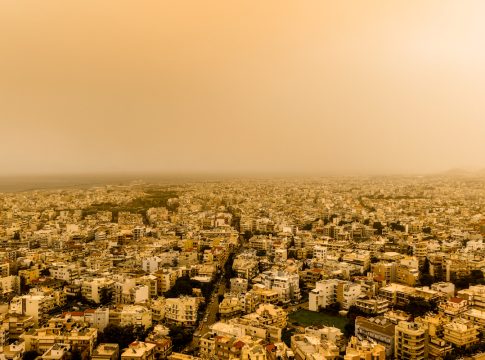 Απόκοσμες εικόνες από την Κρήτη: «Βάφτηκε» πορτοκαλί το νησί λόγω αφρικανικής σκόνης