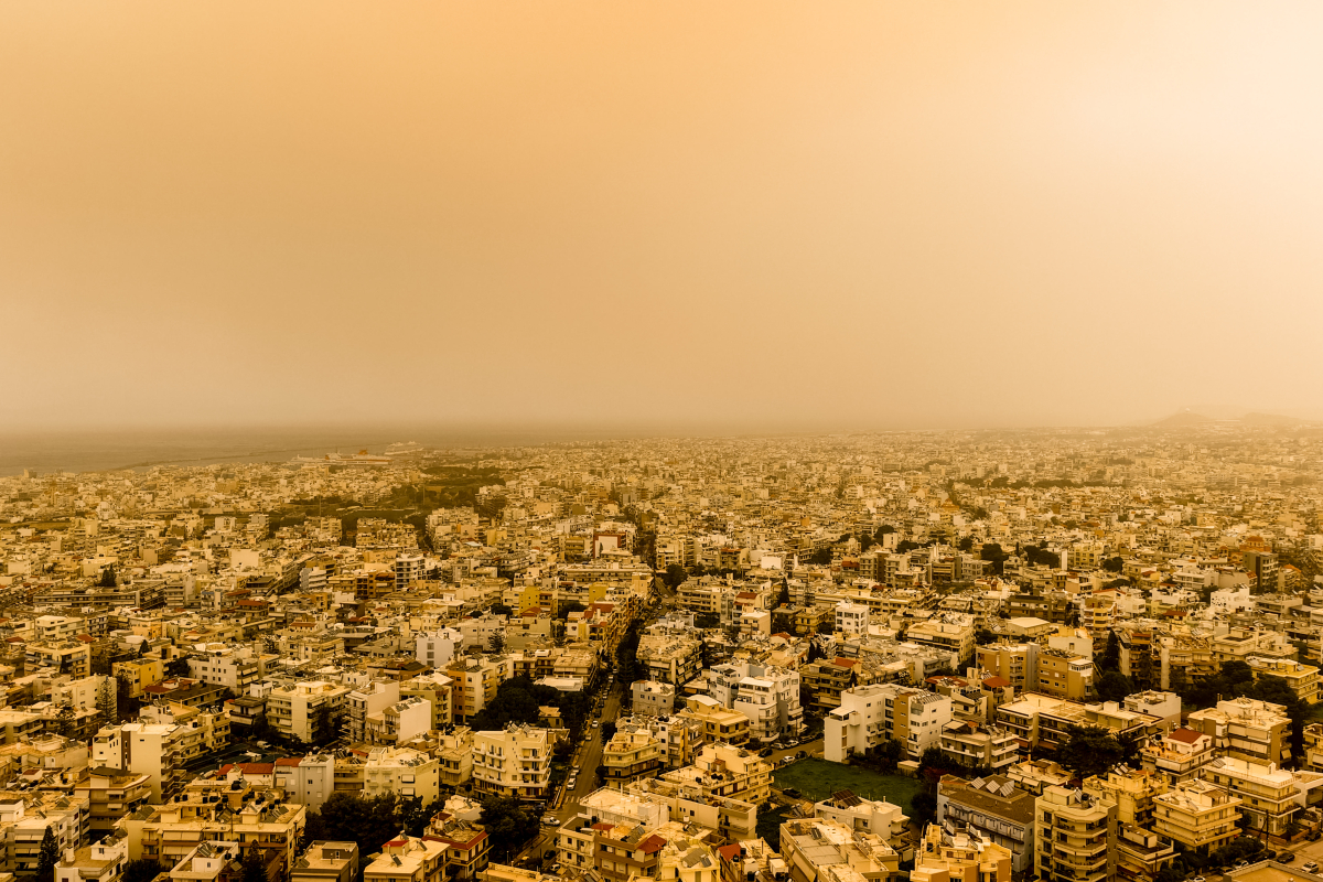 Απόκοσμες εικόνες από την Κρήτη: «Βάφτηκε» πορτοκαλί το νησί λόγω αφρικανικής σκόνης