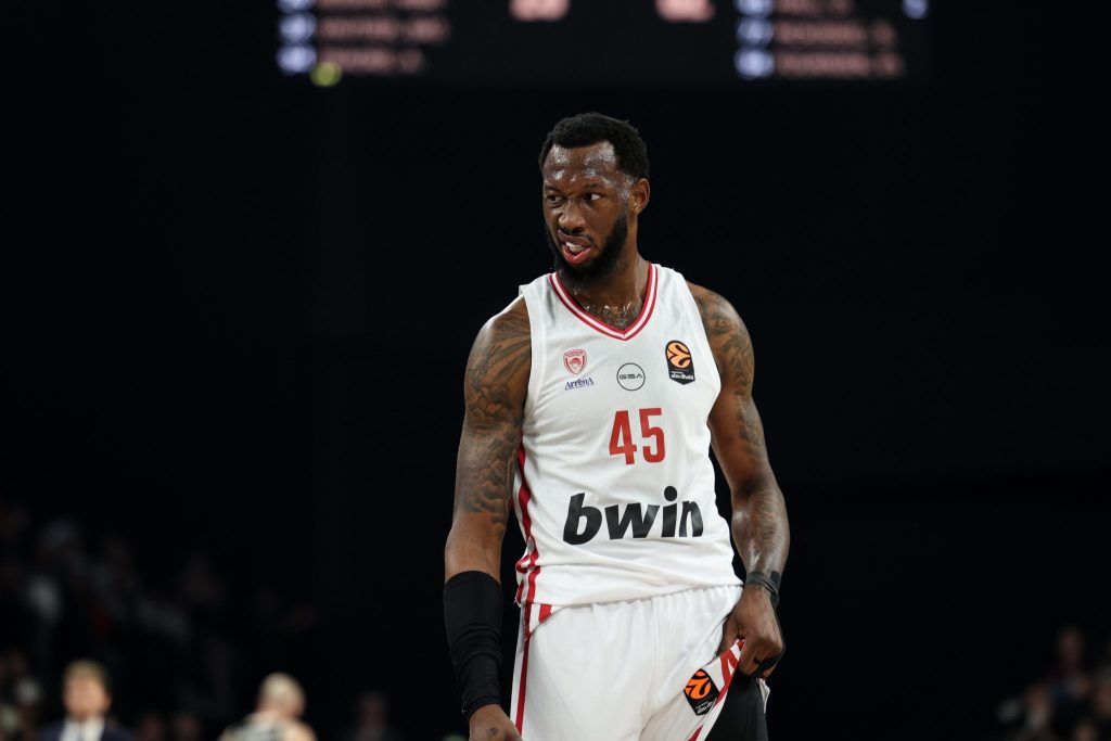 Η «πολυτέλεια» του ρόστερ του Ολυμπιακού: Πώς ο Ντόντα Χολ νίκησε τη frontline της Βιλερμπάν (vids)