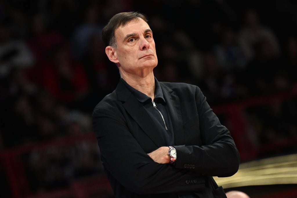 «Τι είναι αυτά που κάνετε» – Εκνευρισμένος με τους παίκτες του ο Μπαρτζώκας, πέταξε το πινακάκι!