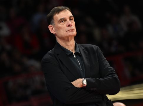 «Τι είναι αυτά που κάνετε» – Εκνευρισμένος με τους παίκτες του ο Μπαρτζώκας, πέταξε το πινακάκι!