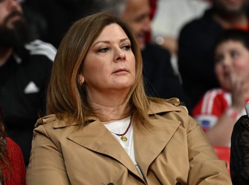 Στο ΣΕΦ η σύζυγος και η κόρη του Γιώργου Μπαρτζώκα (pics)