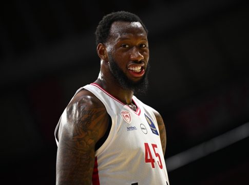 Χολ: «Παίζουμε λες και είμαστε ένα και απολαμβάνουμε το παιχνίδι»