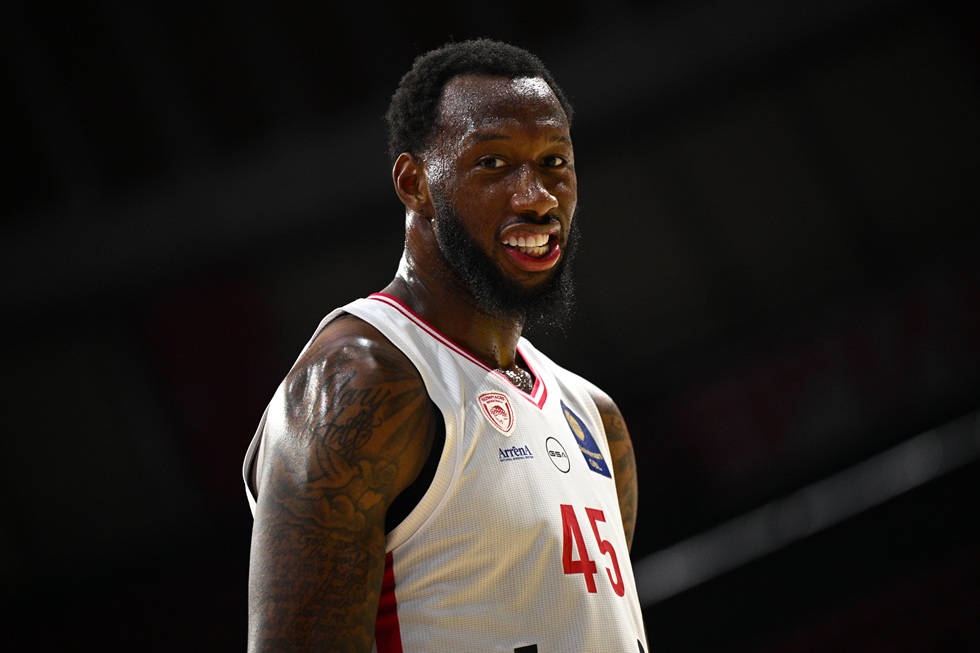 Χολ: «Παίζουμε λες και είμαστε ένα και απολαμβάνουμε το παιχνίδι»