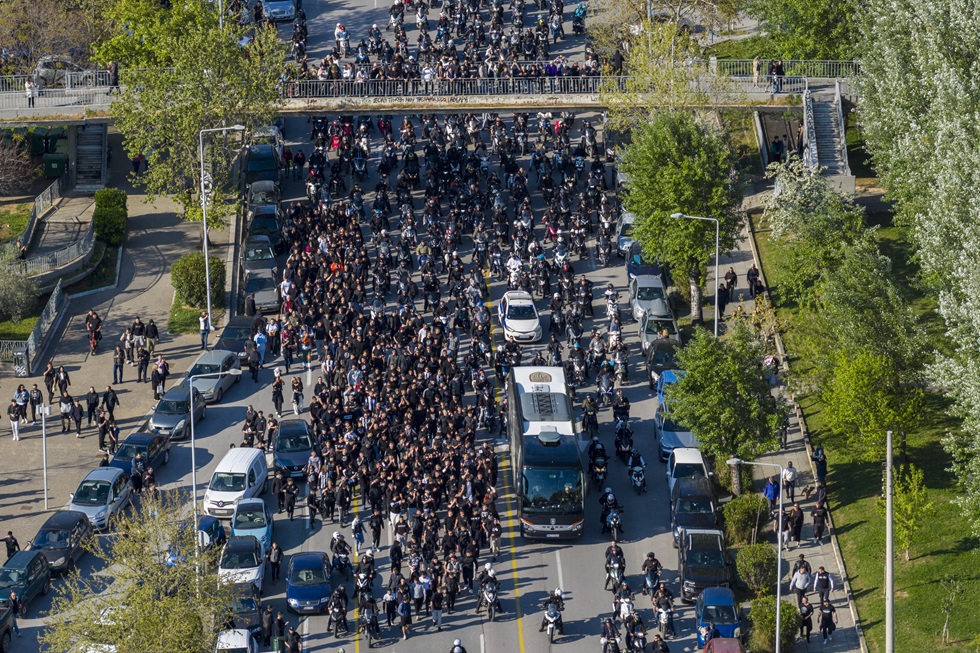 Οπαδοί του ΠΑΟΚ συνόδευσαν την αποστολή της ομάδας μέχρι την Τούμπα (pics)
