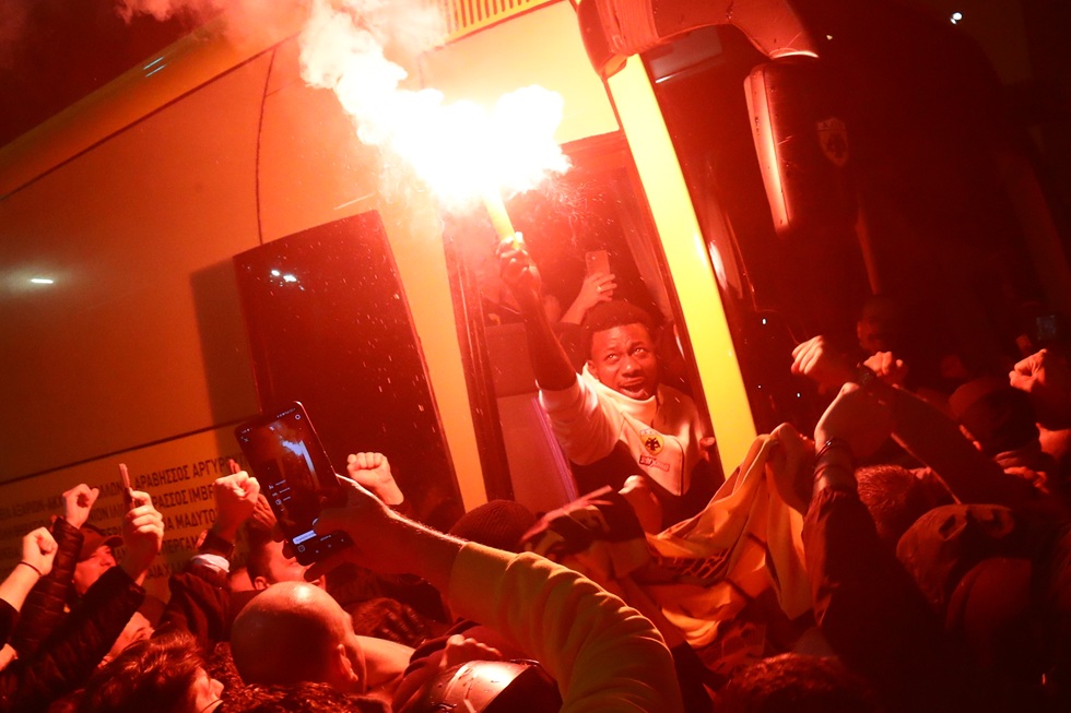 ΑΕΚ: Οπαδοί συνόδευσαν την αποστολή της Ένωσης από τη Συγγρού έως τη Νέα Φιλαδέλφεια όπου και αποθεώθηκε! (pics)