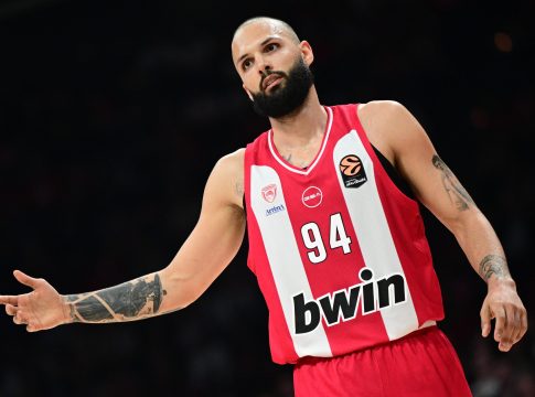 Η παρακάμερα του Ολυμπιακός-Άρης: Το δώρο του Φουρνιέ σε μικρό φίλαθλο και η πρόταση γάμου που έγινε στο ΣΕΦ (vid)