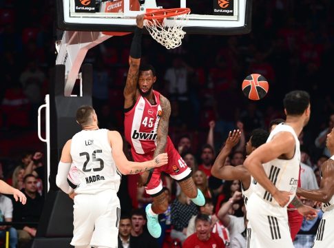 Τρομερό κάρφωμα του Χολ μπροστά στον Λεν (vid)