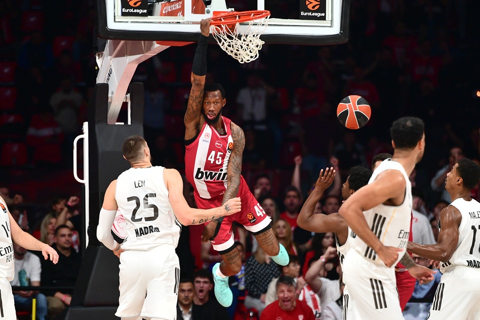 Τρομερό κάρφωμα του Χολ μπροστά στον Λεν (vid)