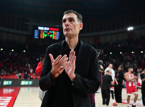 Μπαρτζώκας: «Δεν είναι εύκολο να σκοράρεις 102 πόντους στην καλύτερη άμυνα της λίγκας – Βλέπετε τον χαμό που γίνεται για τα playoffs»