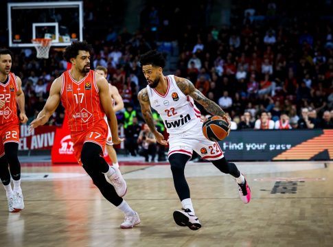 Ο Ντόρσεϊ χάρισε τη φανέλα του και φωτογραφήθηκε μαζί με έναν μικρό του θαυμαστή (pic)