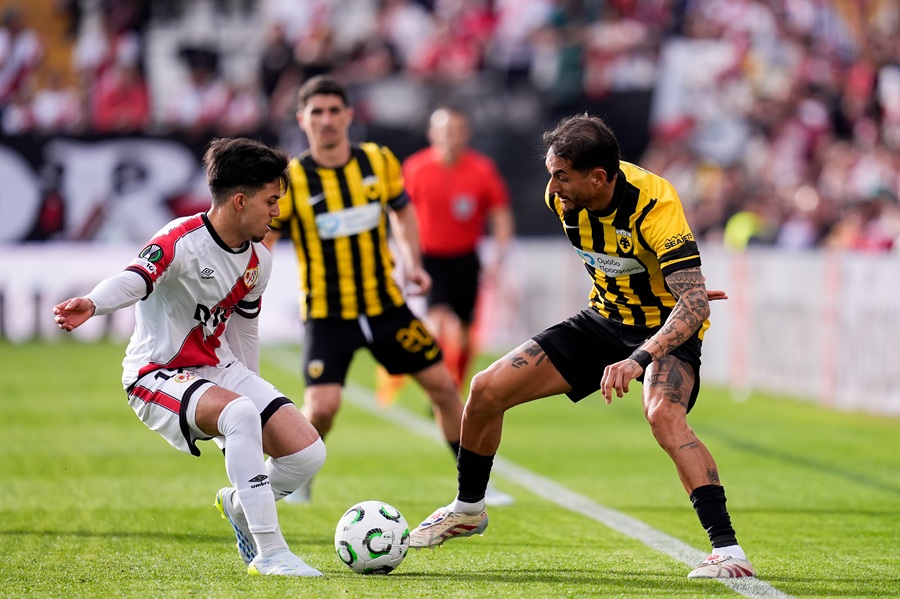 Ράγιο Βαγιεκάνο – ΑΕΚ: Οι Ισπανοί σκοράρουν για 2η φορά, ακυρώνεται ως οφσάιντ το γκολ (vid)