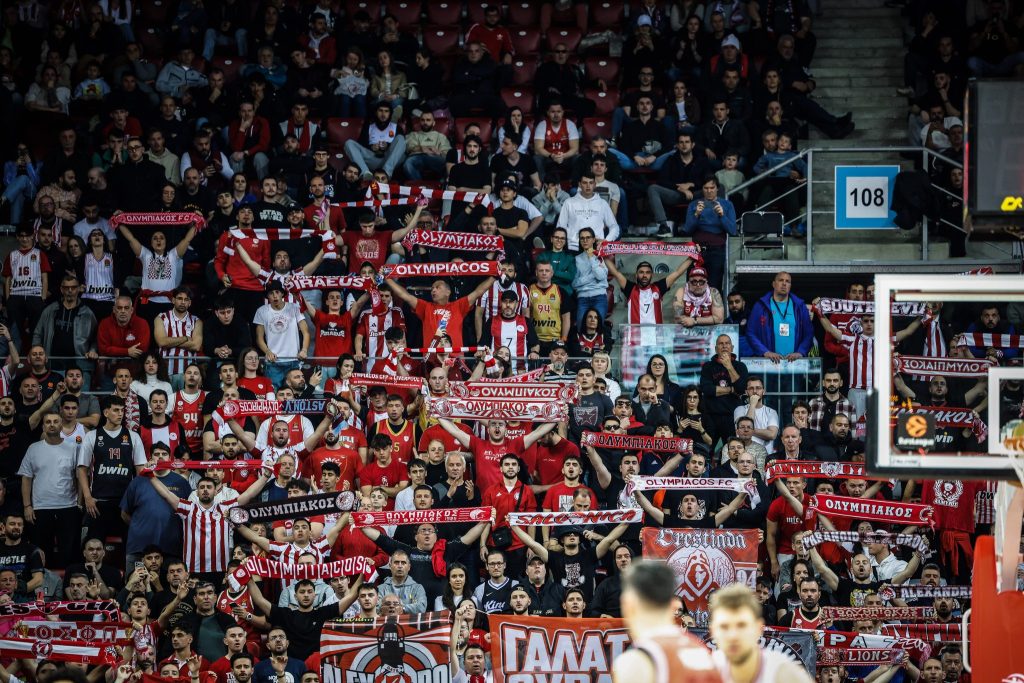 Ολυμπιακός: Ο κόσμος που έκανε τη Σόφια «ερυθρόλευκη», η υποδοχή του Βεζένκοφ και η επιστροφή του Φαλ (vid)