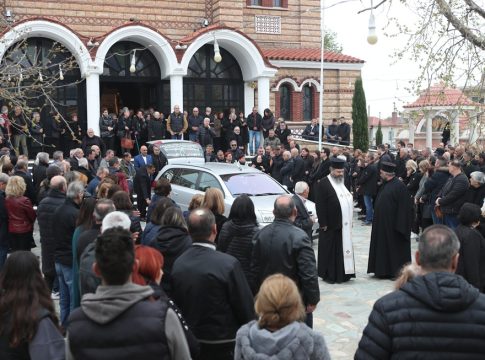Συγκίνηση στην κηδεία του Στέφανου Μπορμπόκη – Ξέσπασε σε κλάματα ο αδερφός του (pics)