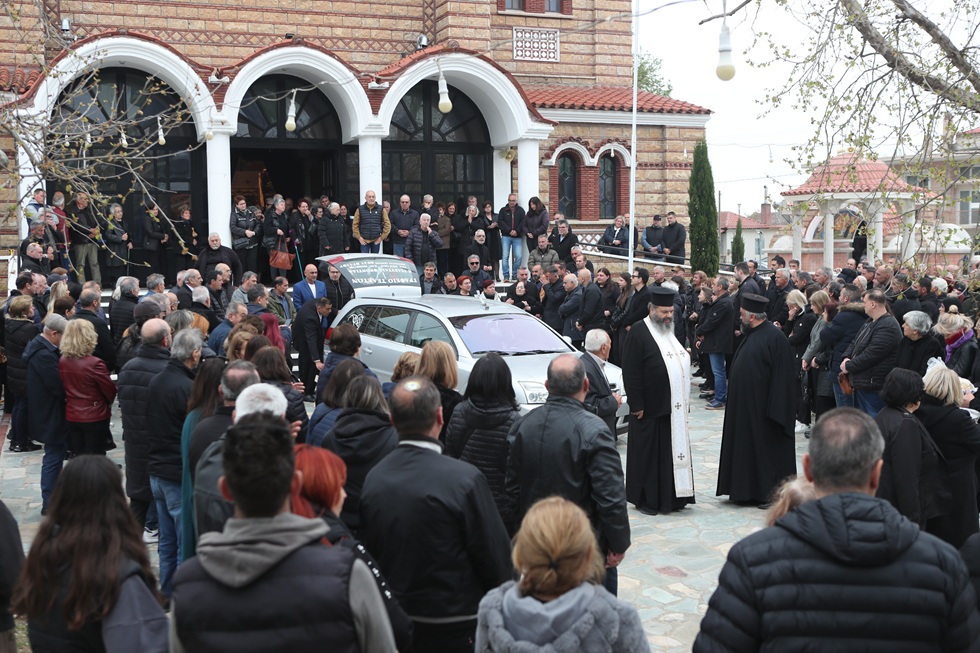 Συγκίνηση στην κηδεία του Στέφανου Μπορμπόκη – Ξέσπασε σε κλάματα ο αδερφός του (pics)