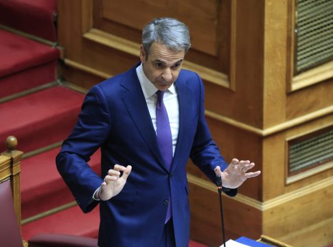 «Πυρ ομαδόν» κατά Μητσοτάκη από την αντιπολίτευση για το Κράτος Δικαίου – «Πρέπει να φύγει ο διαπλεκόμενος πρωθυπουργός»