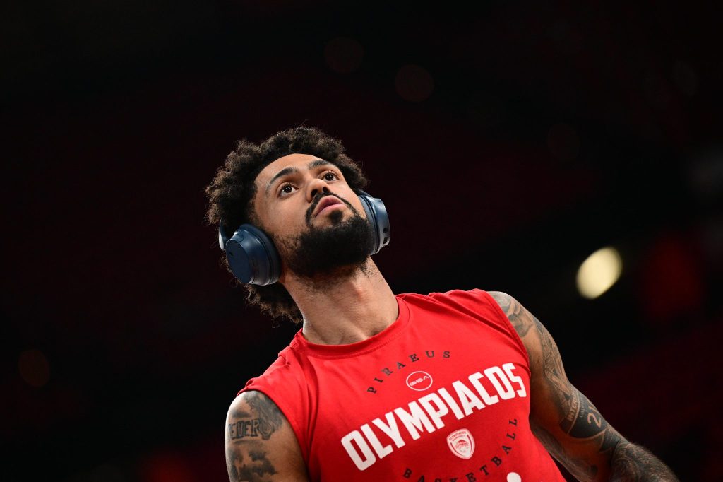 Tα… ιδιαίτερα παπούτσια του Ντόρσεϊ που «έκλεψαν» την παράσταση στο ζέσταμα (pic, vid)