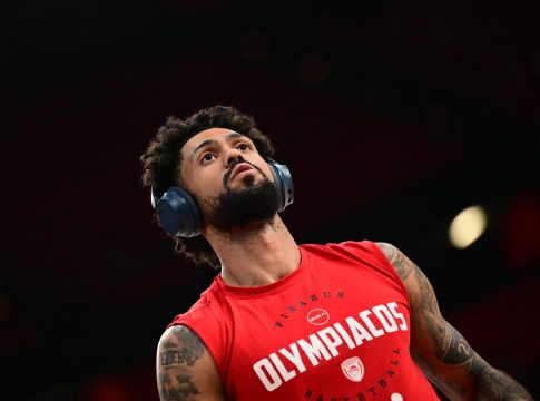 Tα… ιδιαίτερα παπούτσια του Ντόρσεϊ που «έκλεψαν» την παράσταση στο ζέσταμα (pic, vid)