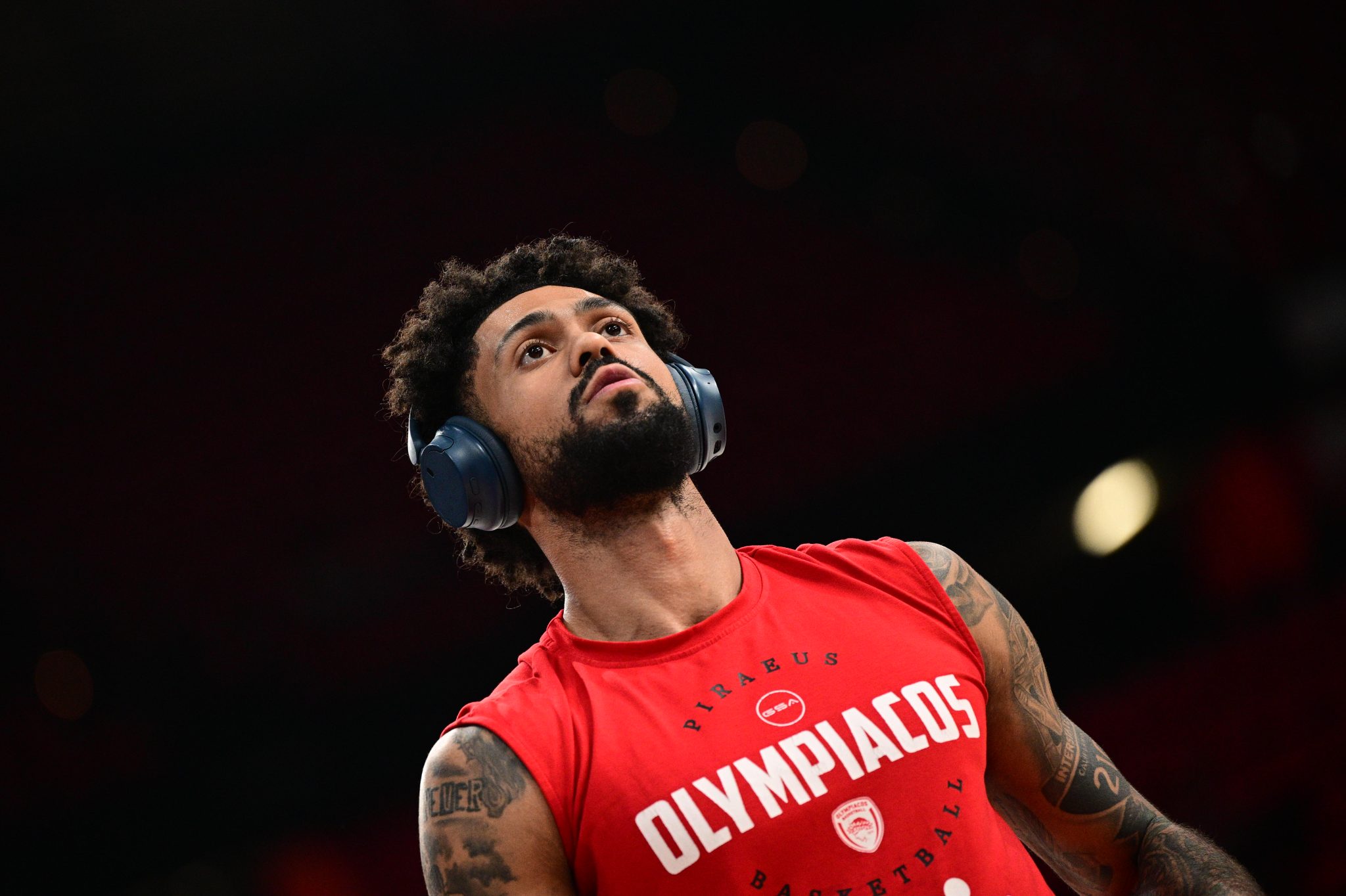 Tα… ιδιαίτερα παπούτσια του Ντόρσεϊ που «έκλεψαν» την παράσταση στο ζέσταμα (pic, vid)