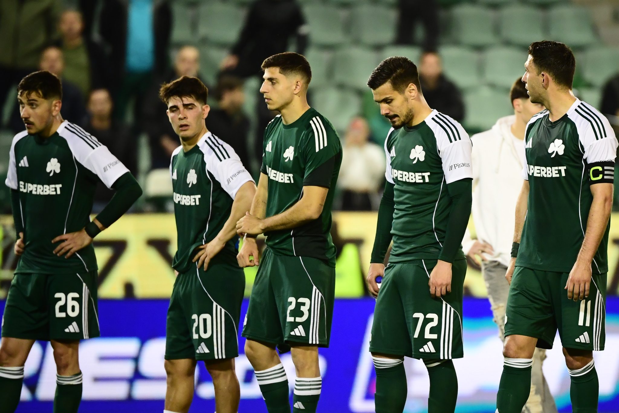 Αποδοκιμασίες στη Λεωφόρο μετά την ήττα από τον Ολυμπιακό (vid)