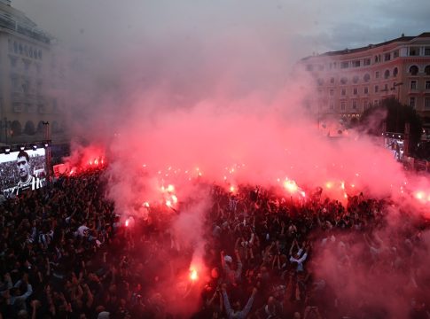 «Κάηκε» η Αριστοτέλους στις 19:26: Pyro show για τα 100 χρόνια του ΠΑΟΚ (vid)