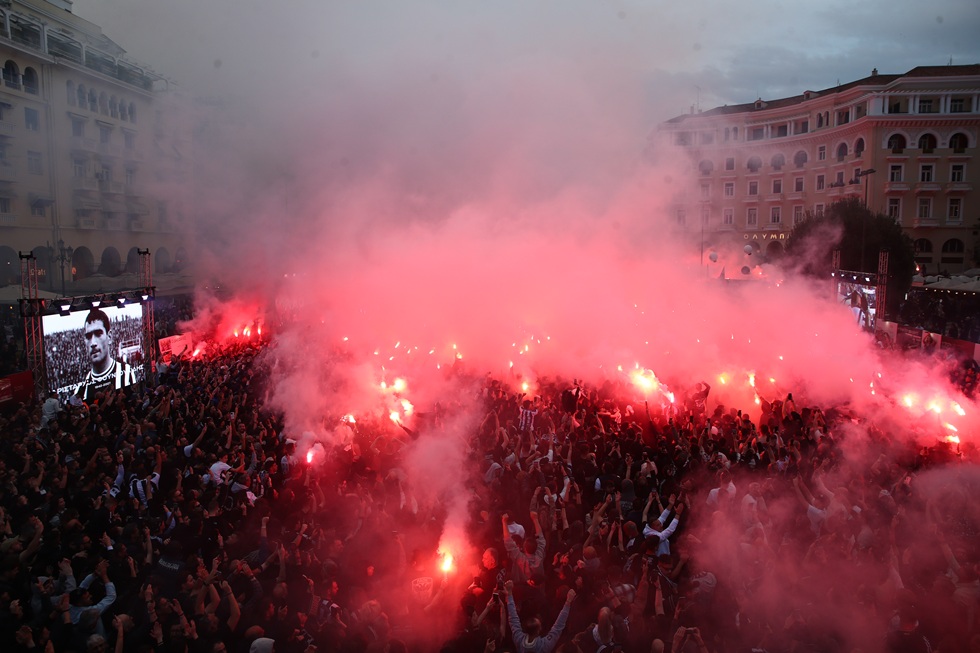 «Κάηκε» η Αριστοτέλους στις 19:26: Pyro show για τα 100 χρόνια του ΠΑΟΚ (vid)