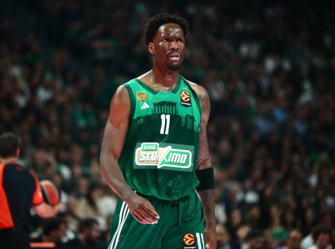 Ο Χέιζ-Ντέιβις «ντύθηκε» αστροναύτης και απάντησε για τα ταξίδια του (pic)