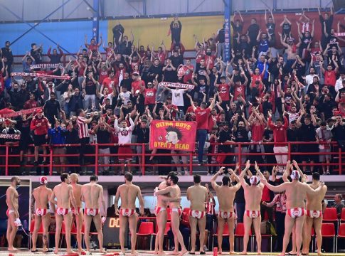 Η τρομερή ατμόσφαιρα στο Παπαστράτειο έφτασε μέχρι το εξωτερικό: Υπόκλιση στον κόσμο του Ολυμπιακού (vid)