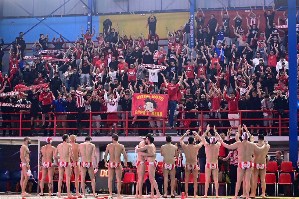 Συγκλονιστικός ο κόσμος στο Παπαστράτειο: Έσπρωξαν τον Ολυμπιακό σε μία μεγάλη νίκη! (pics+vids)