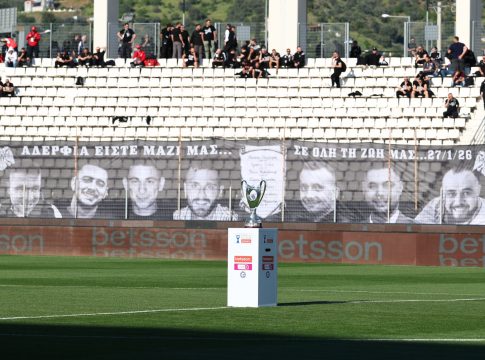 Οι φίλοι του ΟΦΗ άφησαν στεφάνια στη μνήμη των αδικοχαμένων οπαδών του ΠΑΟΚ (pics)