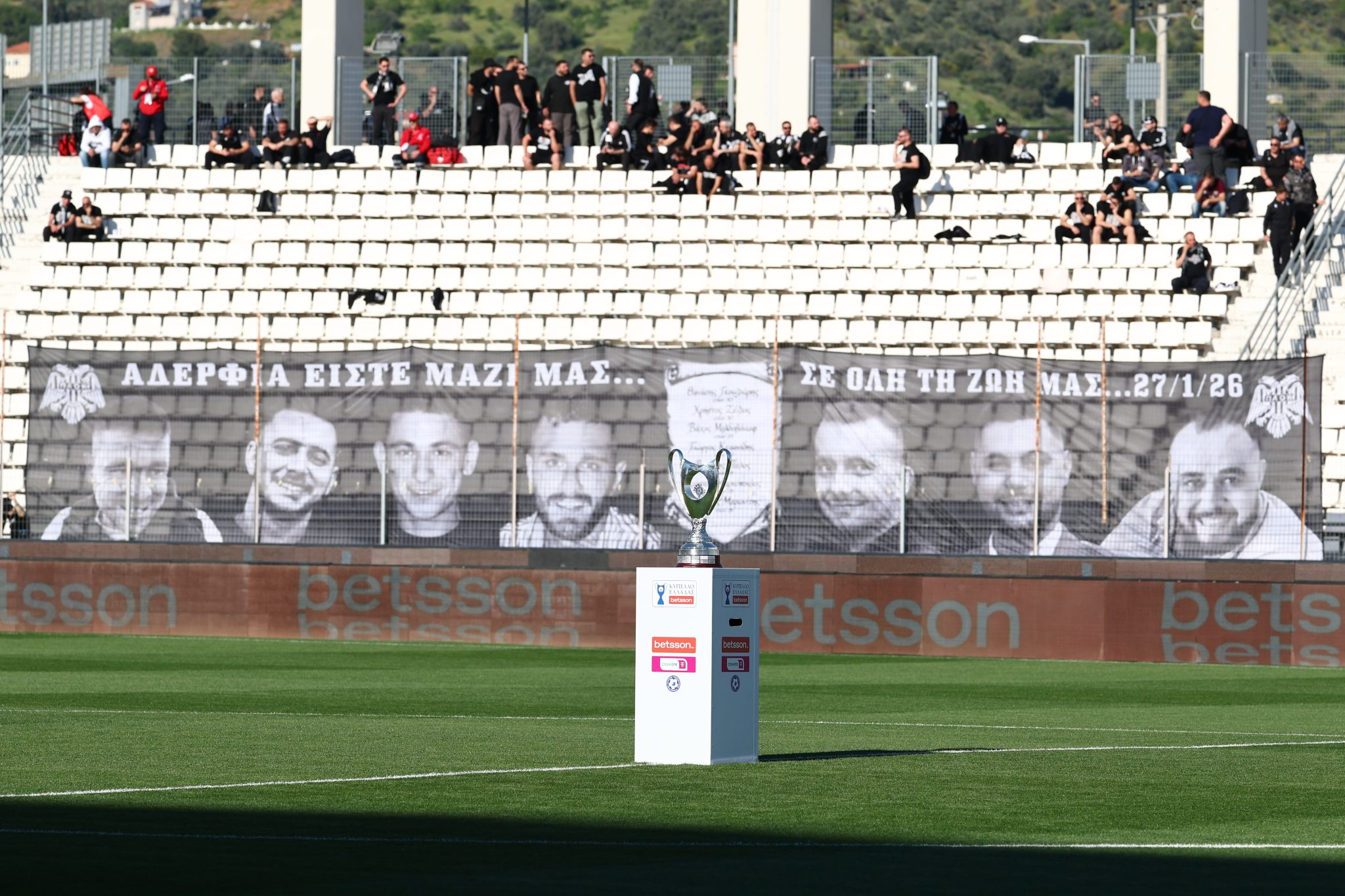 Οι φίλοι του ΟΦΗ άφησαν στεφάνια στη μνήμη των αδικοχαμένων οπαδών του ΠΑΟΚ (pics)