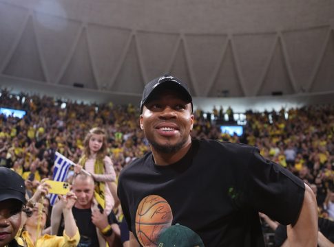 Φρενίτιδα για Αντετοκούνμπο στο «Nick Galis Hall»: «Δεν περίμενα τέτοια υποδοχή!» – Το σύνθημα που του φώναξαν (pics)