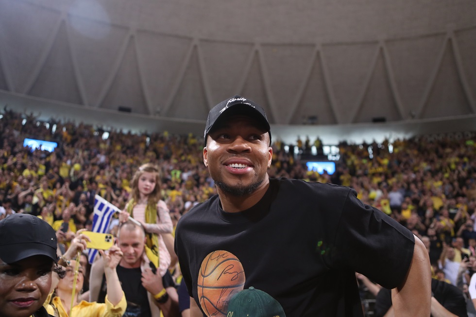 Φρενίτιδα για Αντετοκούνμπο στο «Nick Galis Hall»: «Δεν περίμενα τέτοια υποδοχή!» – Το σύνθημα που του φώναξαν (vids+pics)