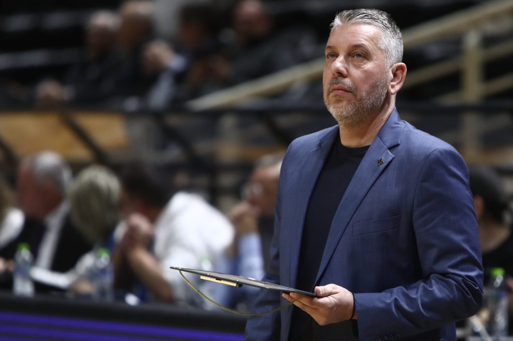 Παπαθεοδώρου: «Συλλυπητήρια στους απέναντι, δεν τα κατάφεραν»