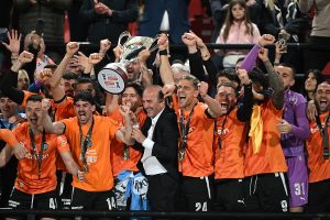 Η στιγμή που περίμενε ο ΟΦΗ επί 39 χρόνια: Έκρηξη χαράς και αποθέωσης στην απονομή (vids)