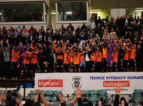 Pasillo από τους παίκτες του ΟΦΗ, αποδοκιμασίες από τους οπαδούς του ΠΑΟΚ! (vid)