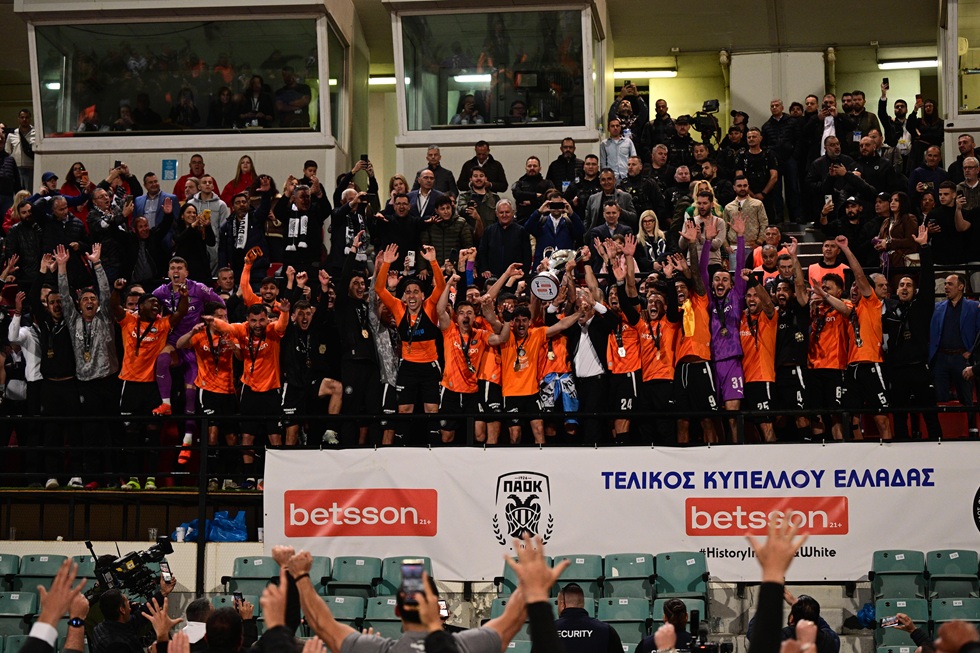 Pasillo από τους παίκτες του ΟΦΗ, αποδοκιμασίες από τους οπαδούς του ΠΑΟΚ! (vid)