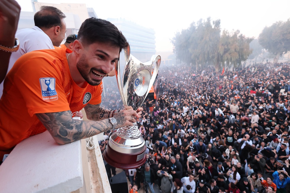 «Κάηκε» το Ηράκλειο στην παρέλαση του Κυπελλούχου Ελλάδας ΟΦΗ! – Χαμός για Κόντη και παίκτες (vids)